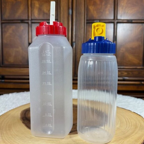Vintage Set of 2 Rubbermaid 1qt Red Measuring + 1.25pt Blue Flip Top Bottles - Picture 3 of 12